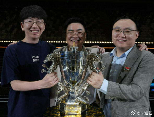 爱笑与南威北盖复刻AI图并回顾AL夺得2026LPL银龙杯
