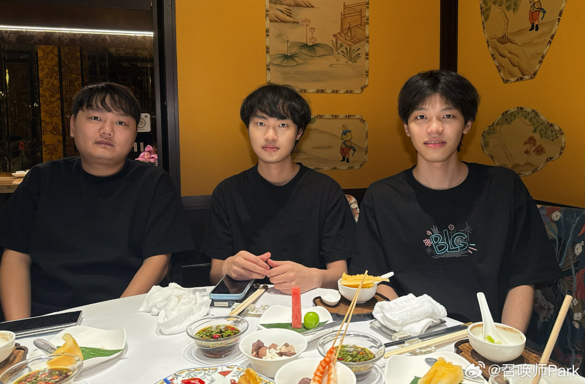 牙膏与老队友聚餐，提醒世界赛双C不要站一起