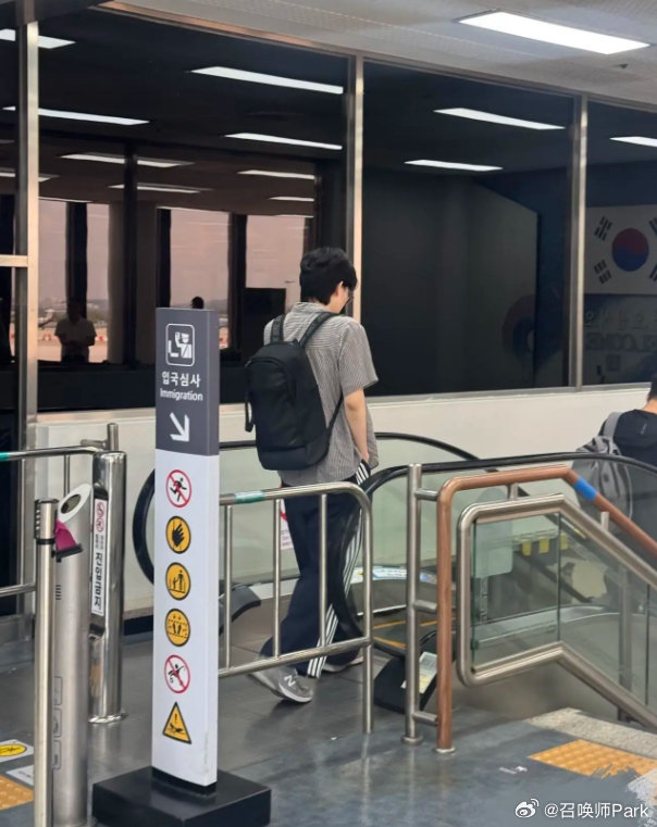 BLG放假 Viper与Daeny机场被偶遇回国